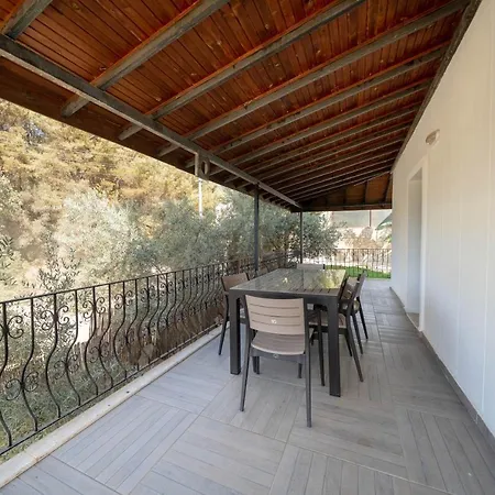 Fethiye Oeluedeniz'De Muestakil Havuzlu Dag Manzarali Tripleks Villa A3 Oludeniz