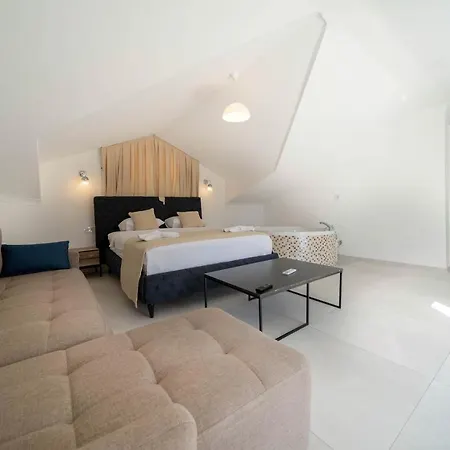 Fethiye Oeluedeniz'De Muestakil Havuzlu Dag Manzarali Tripleks Villa A3 *